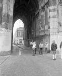 882095 Afbeelding van de tijdelijke afsluiting van de onderdoorgang in de Domtoren (Domplein) te Utrecht, vanwege ...